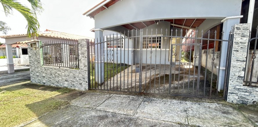 3 bedrooms House in Barrio Colon, Panama No. 117731