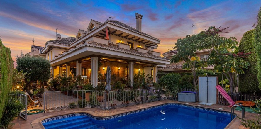 6 bedrooms Villa in La Veleta, Spain No. 124803