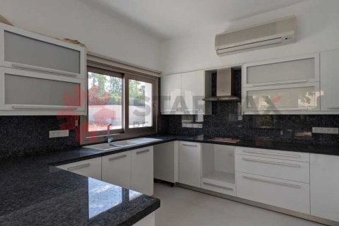 Дом с 5 спальнями в Агландзия, Кипр №82430 15