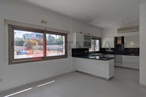 Дом с 5 спальнями в Агландзия, Кипр №82430 14