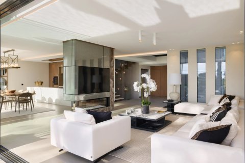 5 bedrooms Villa in Cannes, France No. 69157 4