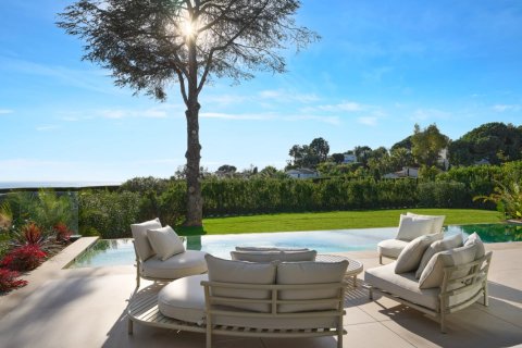 5 bedrooms Villa in Cannes, France No. 69157 3