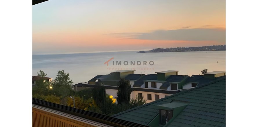 Квартира с 4 спальнями в Бююкчекмедже, Турция №121531