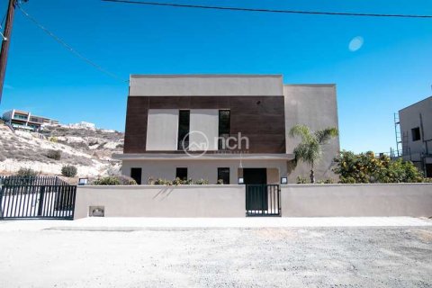 3 bedrooms Villa in Agios Tychonas, Cyprus No. 76570 3