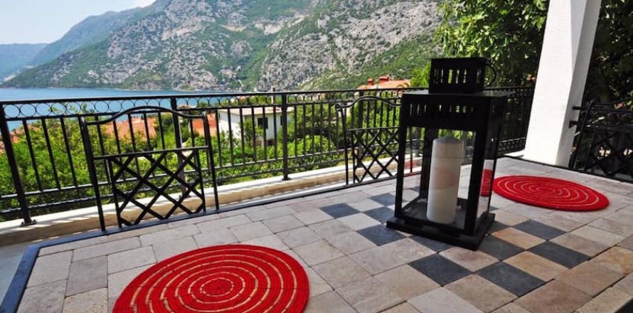 2 bedrooms Apartment in Kotor, Montenegro No. 104761