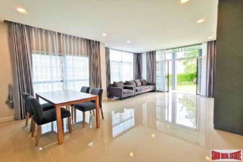 4 bedrooms Villa in Bangkok, Thailand No. 96302 3