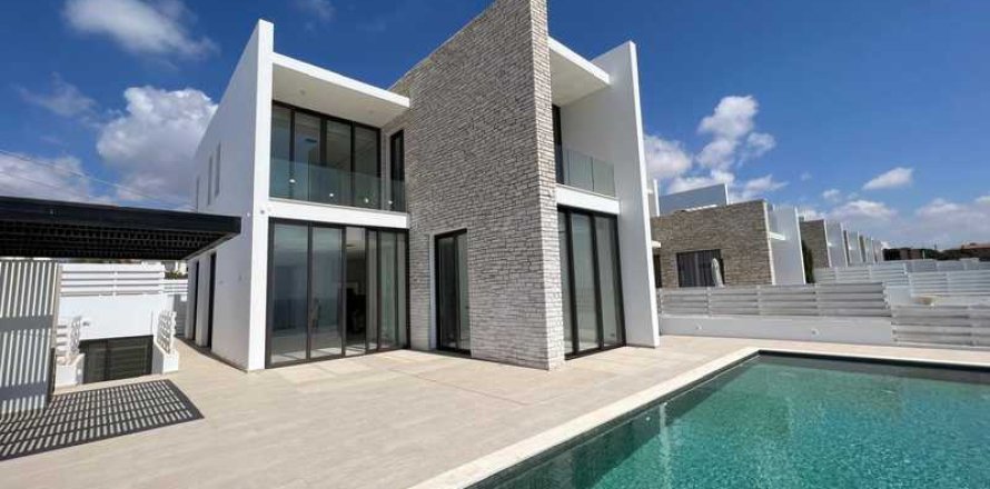 4 bedrooms Villa in Pegeia, Cyprus No. 63015