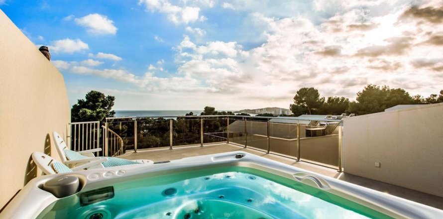 Commercial property en Platja D'aro, Spain No. 25302