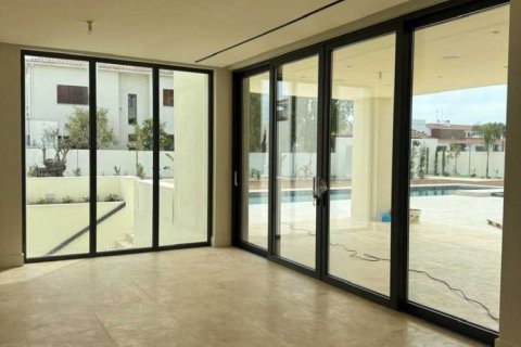 7 bedrooms House in Strovolos, Cyprus No. 100702 3