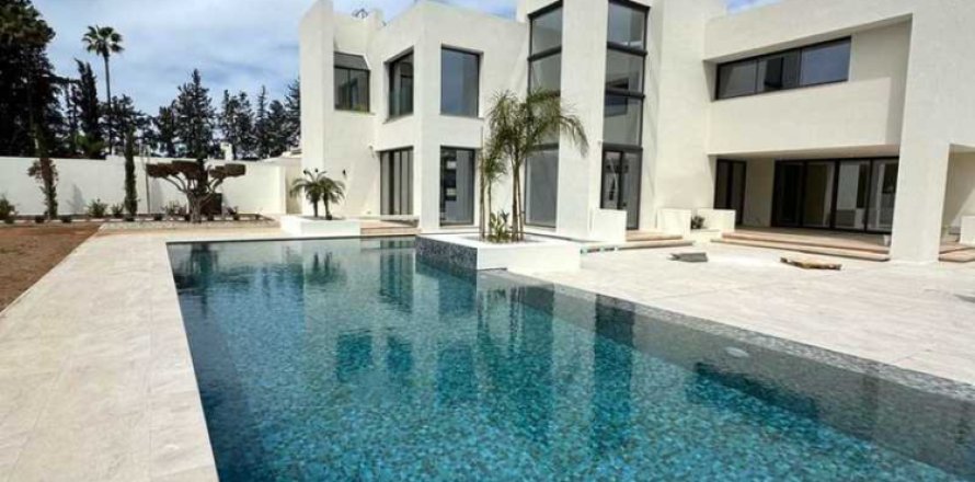 7 bedrooms House in Strovolos, Cyprus No. 100702