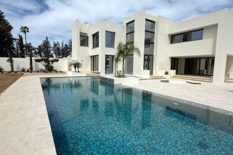 7 bedrooms House in Strovolos, Cyprus No. 100702 2