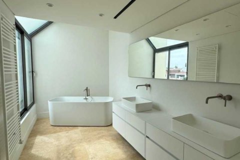 7 bedrooms House in Strovolos, Cyprus No. 100702 13