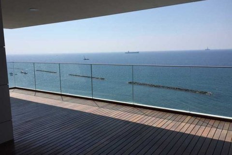 3 bedrooms Apartment in Limassol, Cyprus No. 32809 1