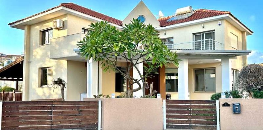 6 bedrooms House in Mesa Geitonia, Cyprus No. 65328