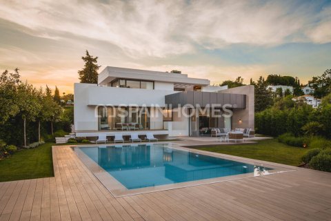 4 bedrooms Villa in Estepona, Spain No. 25871