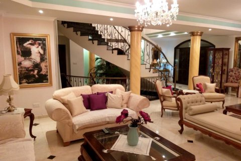 6 bedrooms Villa in Nicosia, Cyprus No. 106309 3