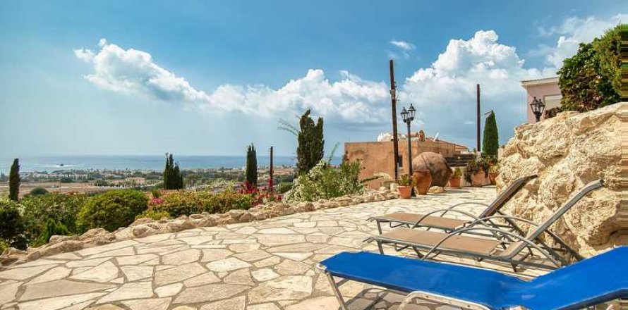 4 bedrooms Villa in Chloraka, Cyprus No. 30824