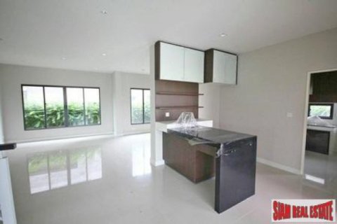 4 bedrooms Villa in Bangkok, Thailand No. 95735 8