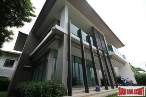 4 bedrooms Villa in Bangkok, Thailand No. 95735 1