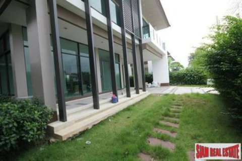 4 bedrooms Villa in Bangkok, Thailand No. 95735 4