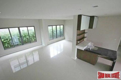 4 bedrooms Villa in Bangkok, Thailand No. 95735 10