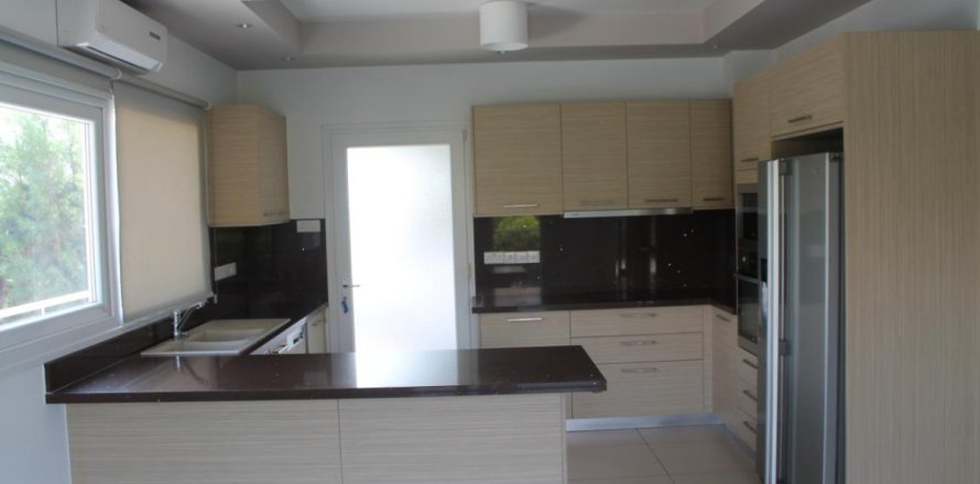 Вилла с 5 спальнями в Лимассол, Кипр №105832