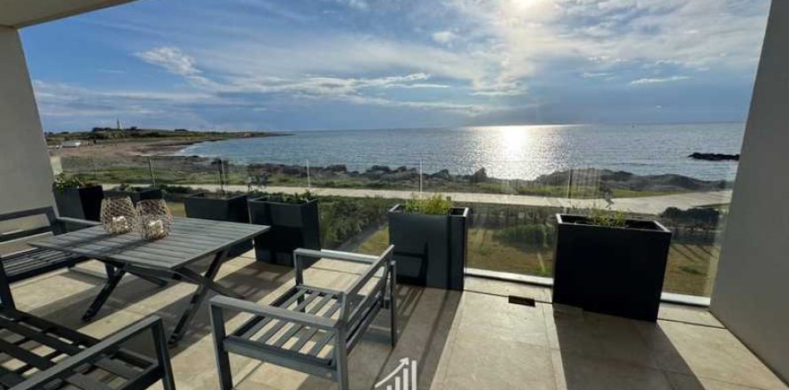 Дом с 4 спальнями в Пафос, Кипр №100428