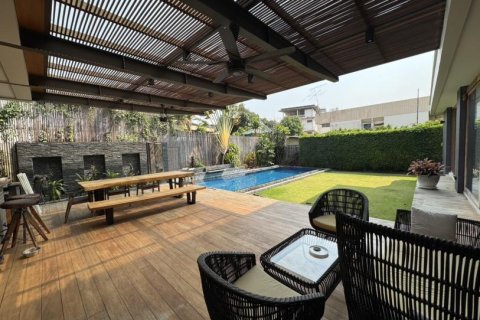 4 bedrooms House in Bangkok, Thailand No. 96431 3