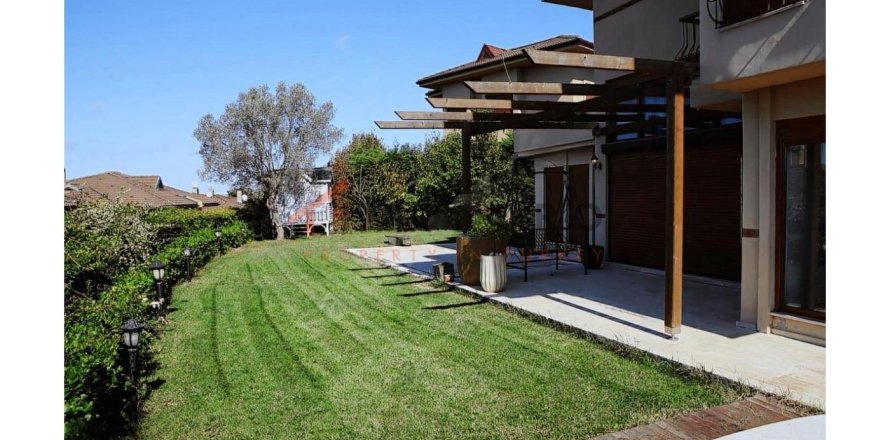 6 bedrooms Villa in Sariyer, Turkey No. 80474