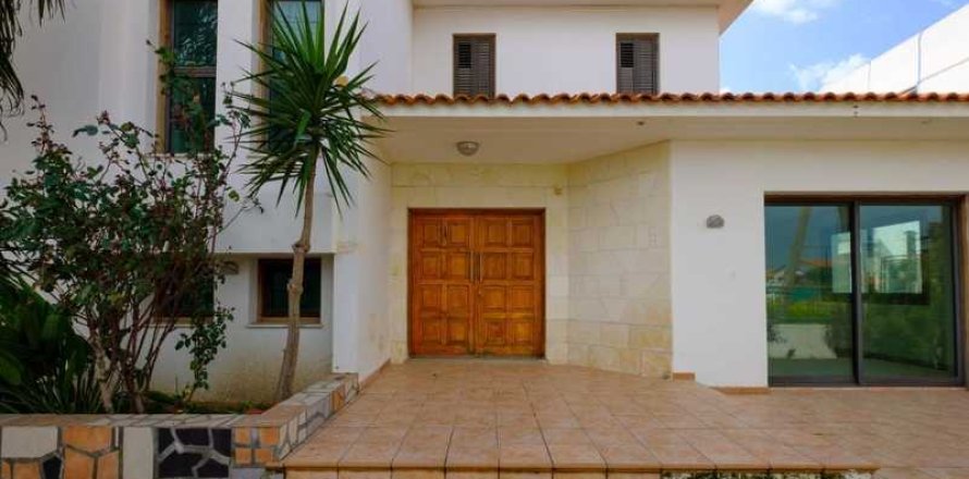 Дом с 3 спальнями в Строволос, Кипр №78640