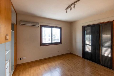 Дом с 3 спальнями в Строволос, Кипр №78640 3