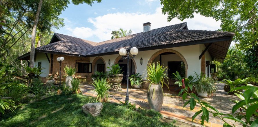 5 bedrooms House in Chiang Mai, Thailand No. 97732