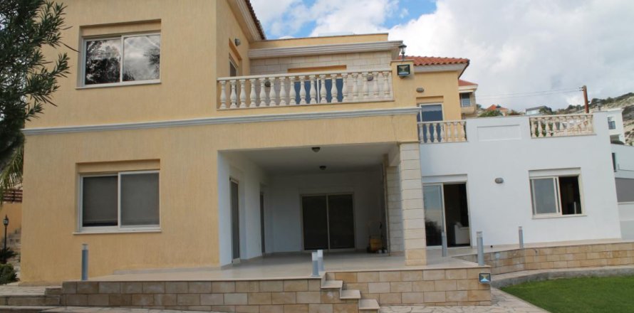 4 bedrooms Villa in Limassol, Cyprus No. 105902