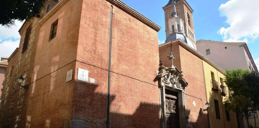 350m² Commercial property in Madrid, Spain No. 124548