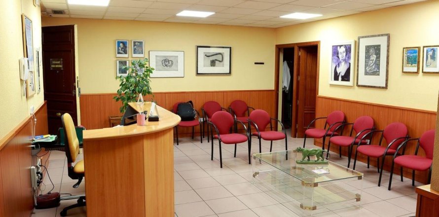 5 bedrooms Apartment in Madrid, Spain No. 83800