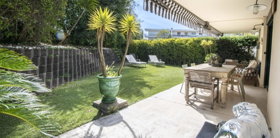 2 bedrooms Apartment in Cannes, France No. 69102