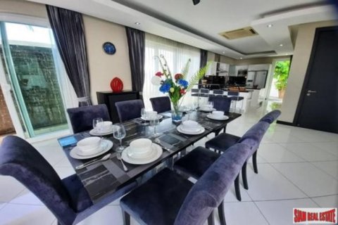 5 bedrooms Villa in Jomtien Beach, Thailand No. 96607 10