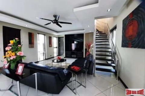 5 bedrooms Villa in Jomtien Beach, Thailand No. 96607 9