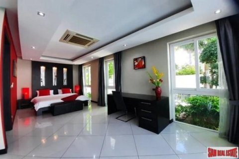 5 bedrooms Villa in Jomtien Beach, Thailand No. 96607 16