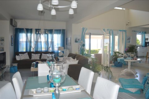 5 bedrooms Villa in Kalyvia Thorikou, Greece No. 59169 16