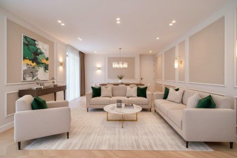 5 bedrooms Apartment in Madrid, Spain No. 92273