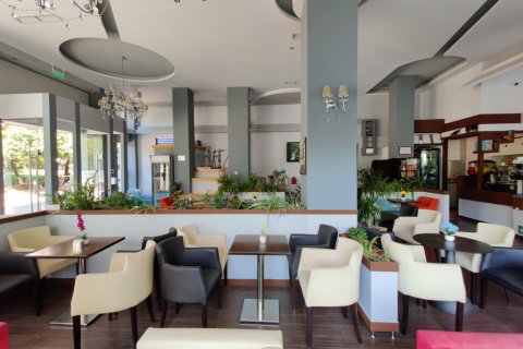 171m² Commercial property en Athens, Greece No. 56117 4