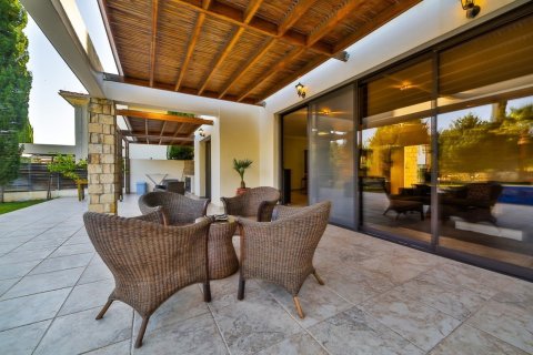 4 bedrooms House in Chloraka, Cyprus No. 37287 3