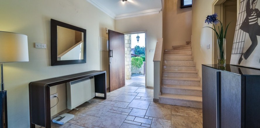 4 bedrooms House in Chloraka, Cyprus No. 37287