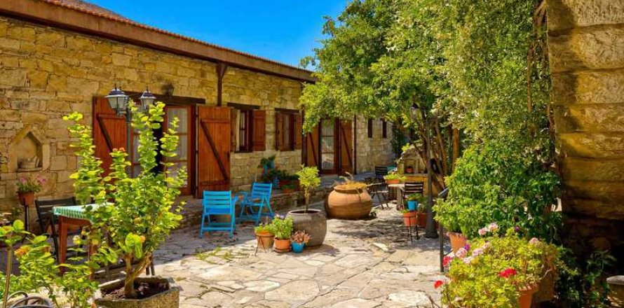 8 bedrooms Villa in Anogyra, Cyprus No. 29711