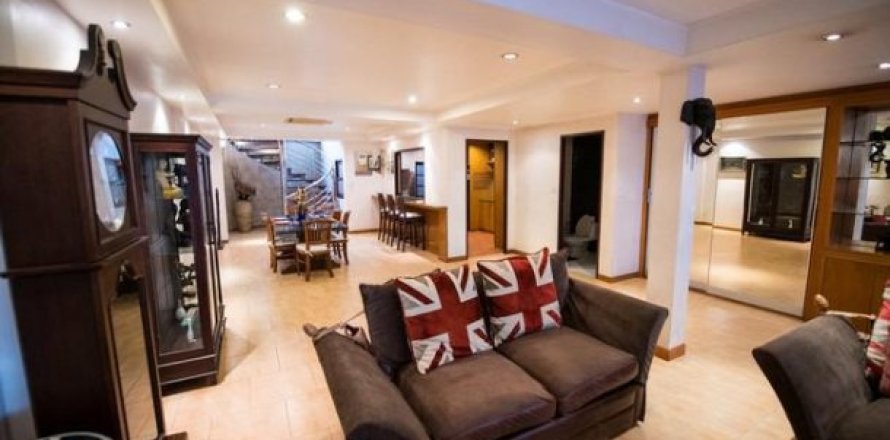 4 bedrooms Townhouse in Bangkok, Thailand No. 97028