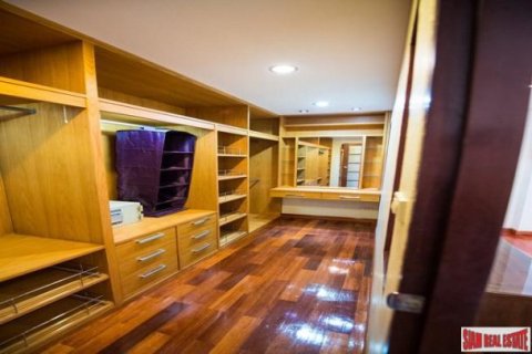 4 bedrooms Townhouse in Bangkok, Thailand No. 97028 14