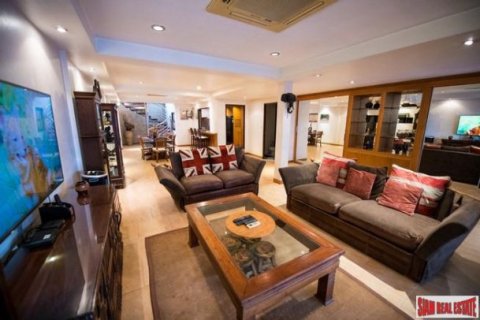 4 bedrooms Townhouse in Bangkok, Thailand No. 97028 2