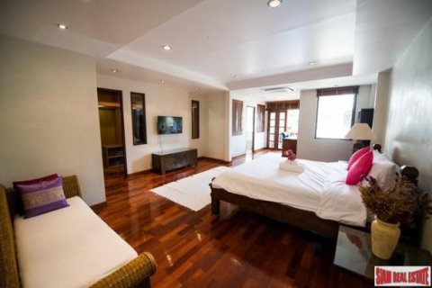 4 bedrooms Townhouse in Bangkok, Thailand No. 97028 12