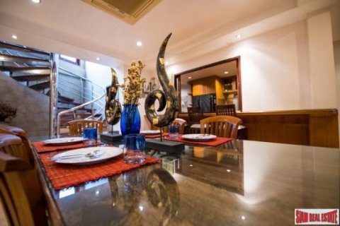 4 bedrooms Townhouse in Bangkok, Thailand No. 97028 10